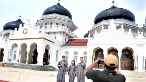 Jokowi Bumikan Wisata Halal, 4 Pilar Ini Harus Pemerintah Lakukan - GenPI.co