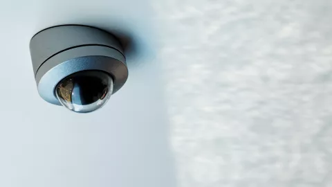 Cara Mendeteksi Adakah Kamera CCTV Tersembunyi di Kamar Hotel - GenPI.co
