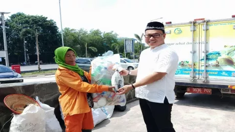 Hari Kartini, PIM Muara Baru Terima Sampah Ditukar dengan Ikan - GenPI.co