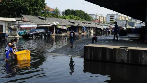 Ramadhan Tiba, Waspada Pintu Air Pasar Ikan Siaga II - GenPI.co