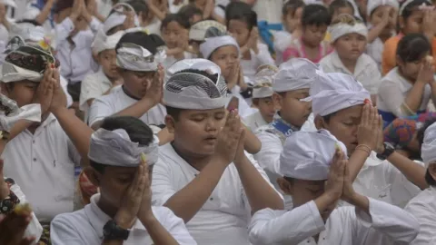 Umat Hindu Bali Rayakan Hari Saraswati, Ini Maknanya - GenPI.co