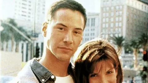 Keanu Reeves dan Sandra Bullock Saling Memendam Rasa 25 Tahun! - GenPI.co