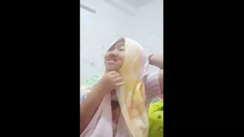 Bocah Kocak Bikin Tutorial Hijab Pake Karet, Endingnya Pedes! - GenPI.co