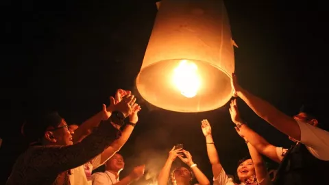 Ribuan Lampion Waisak Diterbangkan di Candi Borobudur - GenPI.co