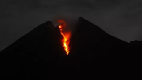 Gunung Merapi Luncurkan Lava Pijar ke Kali Gendol - GenPI.co