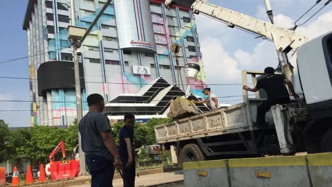 Blokade Beton di Depan Gedung Bawaslu Mulai Dibuka - GenPI.co