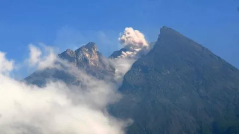 Gunung Merapi 2 Kali Luncurkan Lava Pijar Sejauh 500-650 Meter - GenPI.co