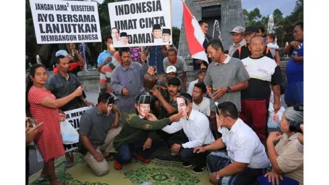 Buka Puasa Bersama, “Jokowi dan Prabowo” Suap-suapan di Kota Solo - GenPI.co
