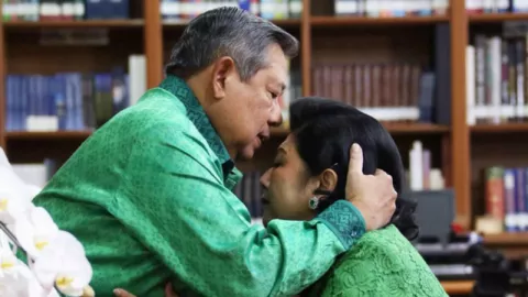 Klip Berlatar Foto Ani Yudhoyono-SBY Bikin Ribuan Netizen Nangis - GenPI.co