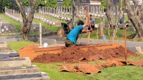 Makam Ani Yudhoyono Sudah Digali Dekat Pusara Ainun Habibie - GenPI.co