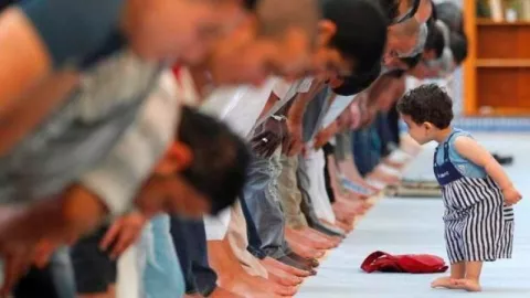 5 Kiat Bawa Balita ke Tempat Salat Ied - GenPI.co
