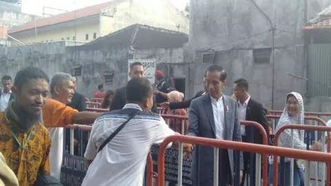 Usai Open House di Istana, Jokowi Saksikan Bagi Sembako di Solo - GenPI.co