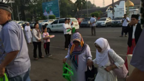 Toleransi Kota Serang, Jemaat Nasrani Bagikan Tas Pas Lebaran - GenPI.co