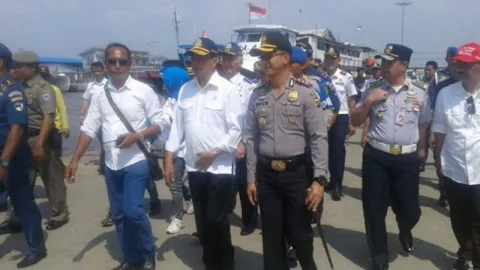 Dipadati Penumpang, Budi Karya Tinjau Pelabuhan Kali Adem - GenPI.co