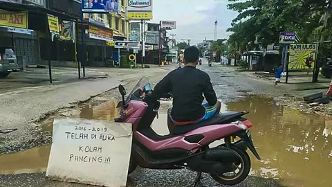 Viral, Meme Jalan Rusak di Pekanbaru, Dinas PUPR Bertindak - GenPI.co