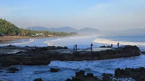Wisatawan Terserang Sengatan Ubur-ubur di Karanghawu Sukabumi - GenPI.co
