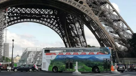 Bus Wonderful Indonesia Lagi Keliling Paris di Piala Dunia Putri - GenPI.co