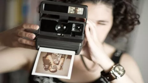 Kamera Polaroid Masih Digemari, Ini Kiat Dapatkan Foto Menawan - GenPI.co