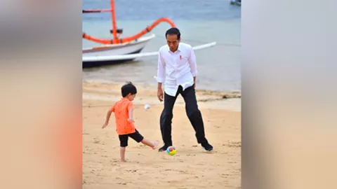 Sayang Cucu, Jokowi Ajak Jan Ethes Main Bola di pantai Sanur - GenPI.co