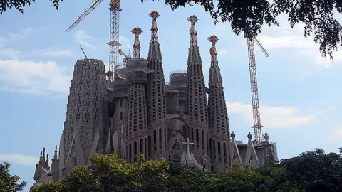 Rumah Ibadah LA Sagrada Familia 137 Tahun Berdiri Tanpa IMB - GenPI.co