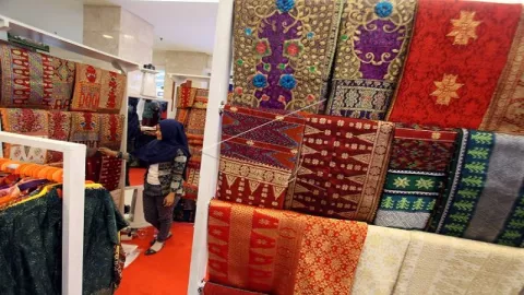 Pesona Kain Songket di Festival Sriwijaya 2019 - GenPI.co