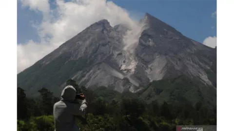 Gunung Merapi Luncurkan Awan Panas Guguran 1,2 Kilometer - GenPI.co