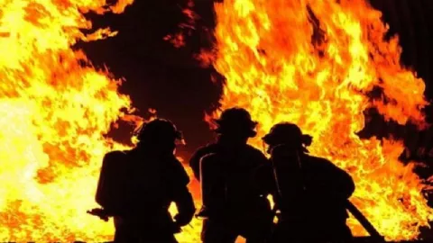 Kebakaran Pabrik Korek Gas, Polisi Evakuasi Korban meninggal - GenPI.co