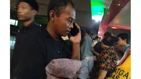 Menanti Jenazah, Ayah Korban Kebakaran Mancis Peluk Bantal Anak - GenPI.co