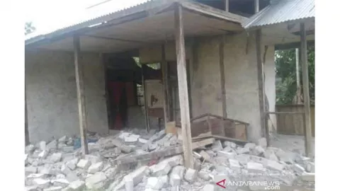 Warga Berhamburan Keluar Rumah Akibat Gempa Bumi Memberamo Raya - GenPI.co