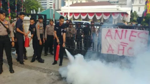 Massa Gerakan Cabut Mandat Anies Bakar Ban di Balai Kota - GenPI.co