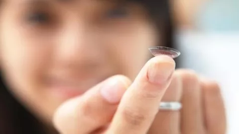 3 Cara Merawat Softlens agar Tak Membuat Mata Iritasi - GenPI.co