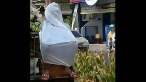 Hindari Panas, Orang Ini Jadi Kayak Cosplay Bangku Pernikahan - GenPI.co