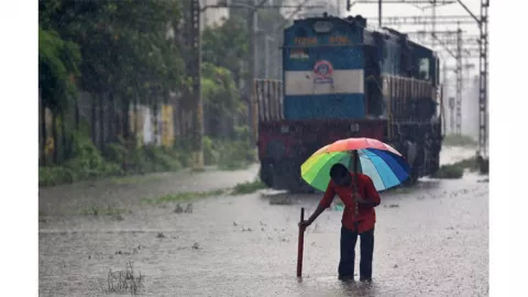Hujan Deras di India, 30 Orang Tewas dan Sebabkan Mumbai Lumpuh - GenPI.co
