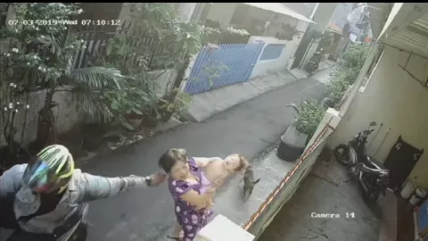 Aksi Penjambret Terhadap Ibu Gendong Bayi Terekam CCTV - GenPI.co