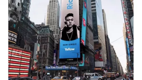 Wajah Rapper Rich Brian Terpampang di Billboard New York - GenPI.co