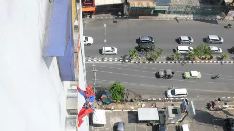 Spiderman Bersih-Bersih Hotel di Semarang, Warga Menganga - GenPI.co