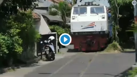 Penampakan Kereta Api Melaju di Jalan Aspal Bikin Netizen Melongo - GenPI.co