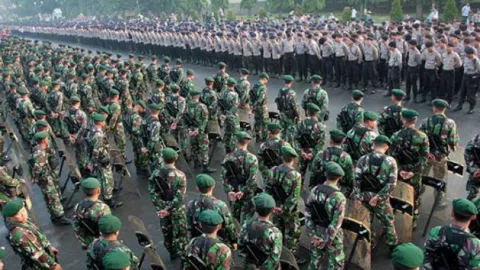 Soal Naik Gaji, Polri Minta 100%, TNI : Rakyat Sejahterakan Dulu - GenPI.co
