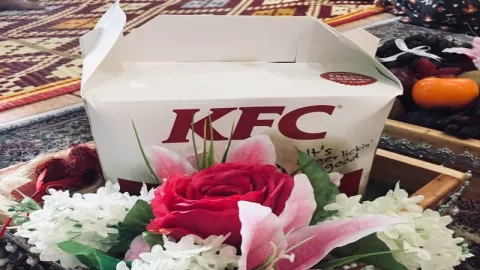 Wanita Malaysia Ini Diberi Hantaran Ayam KFC Saat Tunangan - GenPI.co