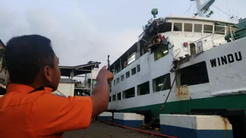 Kapal Berbendera Panama Menabrak Crane di Tanjung Emas Semarang - GenPI.co