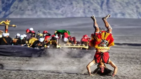 Upacara Adat Suku Tengger di Bromo, Menarik Bagi Wisatawan - GenPI.co
