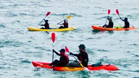 Seru! Turis Singapura Susur Pulau di Bintan Gunakan Kayak - GenPI.co
