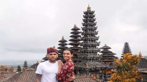Beribur ke Bali, Dani Alves dan Istri Kunjungi Pura Besakih - GenPI.co