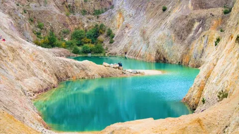 Demi Foto Instagramable, Turis ini Berenang di Danau Beracun - GenPI.co