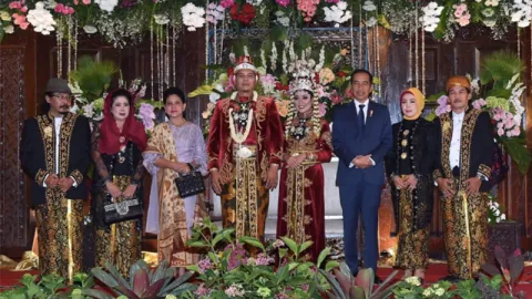 Sujiwo Tejo Sebut Tak Ada Nilai Berita Jokowi ke Nikahan Anaknya - GenPI.co