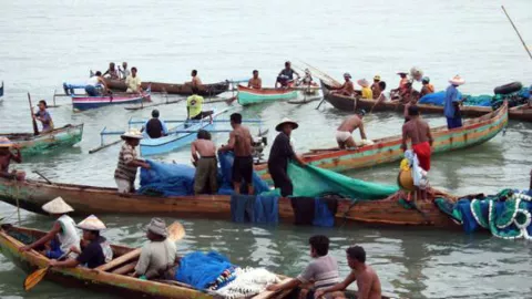 Asyiknya Melihat Atraksi Nelayan Menangkap Nike di Teluk Gorontalo - GenPI.co