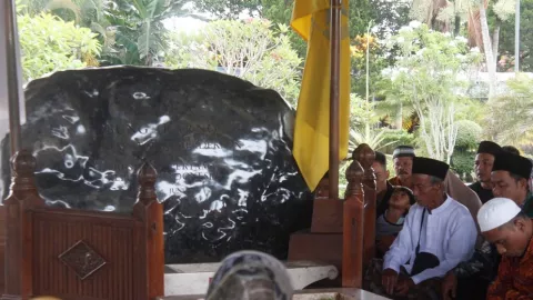 Wisata Sejarah dan Religi di Makam Bung Karno Blitar - GenPI.co