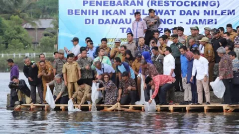 Menteri Susi Restocking Ikan di Danau Kerinci - GenPI.co