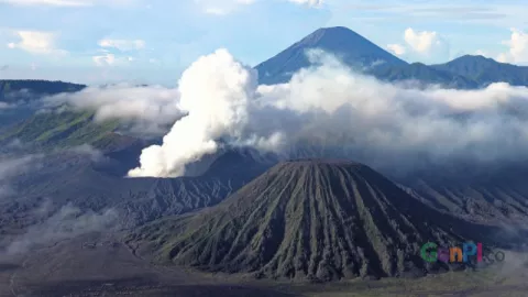 Gunung Bromo Erupsi, Wisatawan Diminta Menjauh dari Kawah - GenPI.co