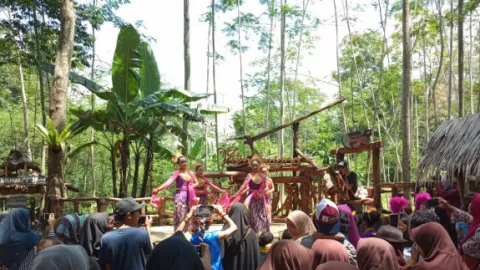 Puluhan Penari Sanggar Tari Reswara Hipnotis Pengunjung Pasar Kumandang - GenPI.co